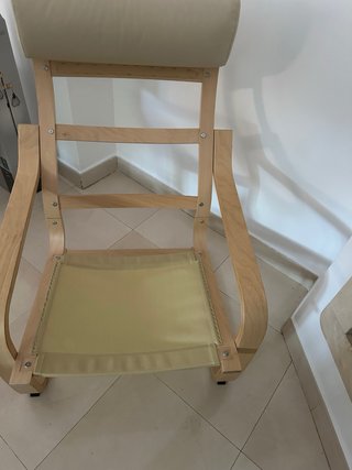 Sillón de cuero beige y madera