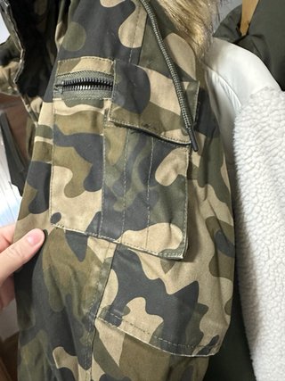 Parka Bershka militar capucha pelo