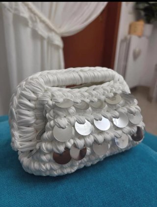 Clutch bianco con paillettes argento
