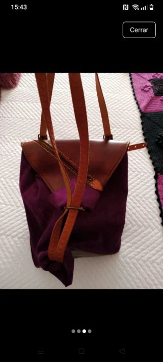 Mochila de piel morada y marrón