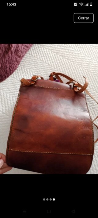 Mochila de piel morada y marrón