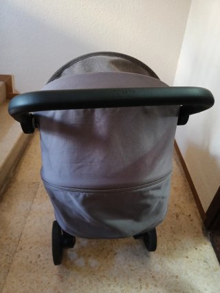 Carrito de bebé gris