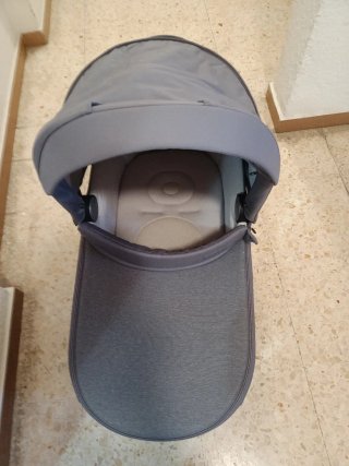 Carrito de bebé gris