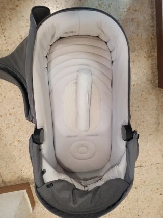 Carrito de bebé gris