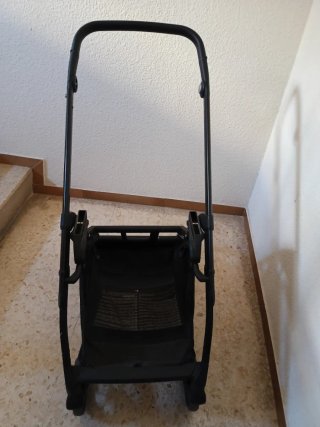 Carrito de bebé gris