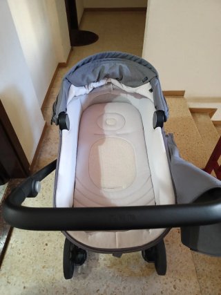 Carrito de bebé gris