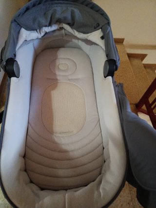 Carrito de bebé gris