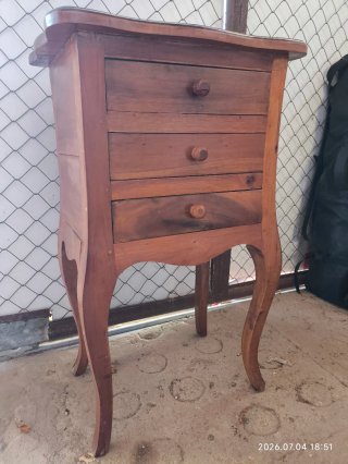 Mesita auxiliar de madera