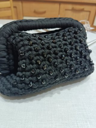 Clutch nero con perline