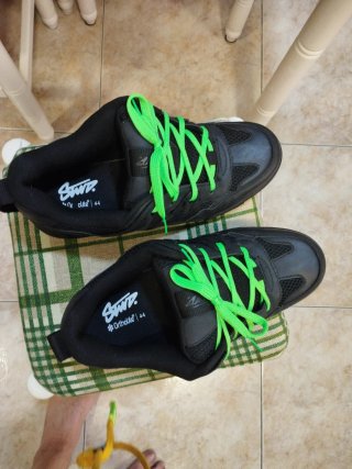 Zapatillas Pull&Bear Negras con Cordones Verdes