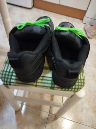 Zapatillas Pull&Bear Negras con Cordones Verdes
