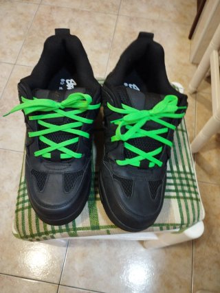 Zapatillas Pull&Bear Negras con Cordones Verdes
