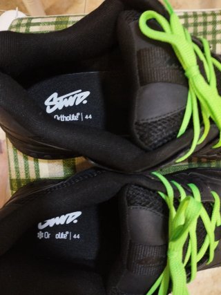 Zapatillas Pull&Bear Negras con Cordones Verdes
