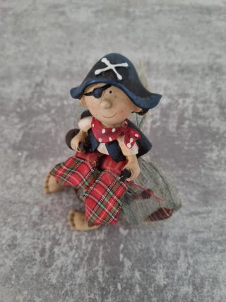 Figura pirata con rete e conchiglie