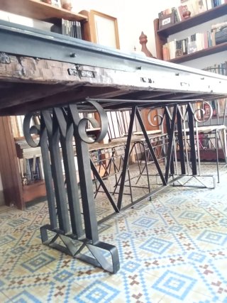 Mesa robusta madera - cristal -hierro.  2 metros