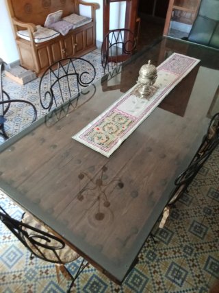 Mesa robusta madera - cristal -hierro.  2 metros