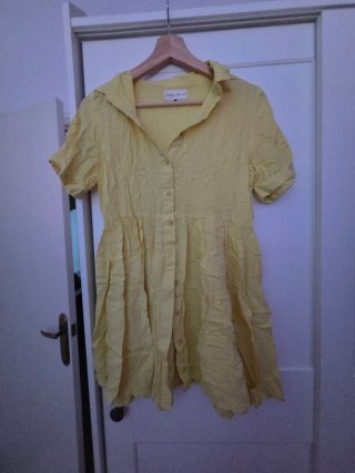 Vestido amarillo con botones