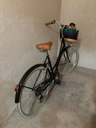 Bicicleta de paseo negra con cesta