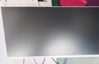 2 Monitores Negro/Plata con soportes.