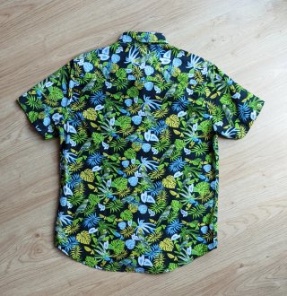 Camisa tropical de manga corta con loros verano