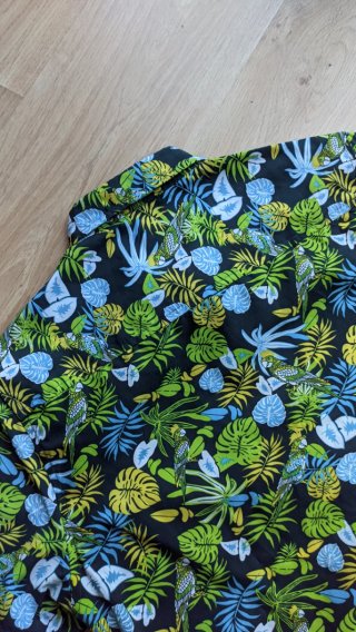 Camisa tropical de manga corta con loros verano
