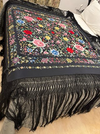 Mantón de Manila bordado negro