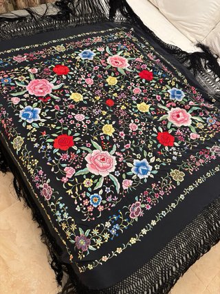 Mantón de Manila bordado negro
