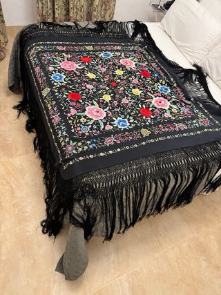 Mantón de Manila bordado negro
