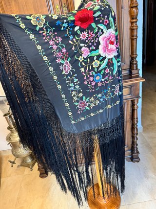 Mantón de Manila bordado negro
