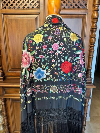Mantón de Manila bordado negro
