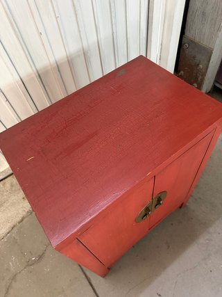 Mesita auxiliar oriental roja