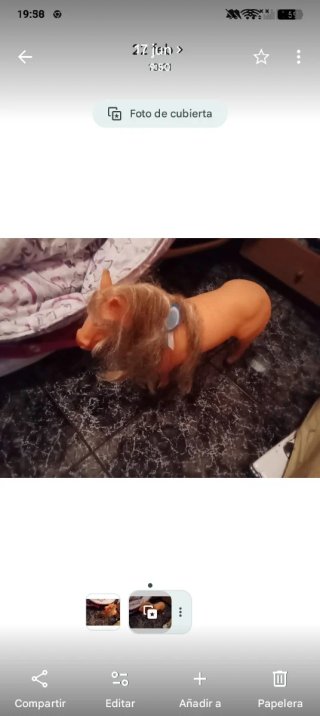 Caballo de juguete con melena rubia