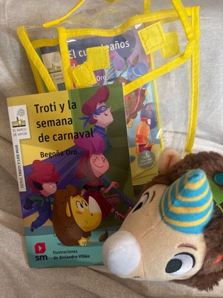 Libro y peluche troti