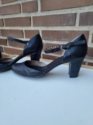 Zapatos negros de tacón con correa