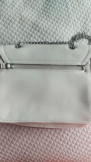 Bolso Parfois blanco roto con cadena