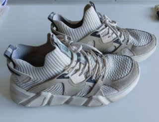 Zapatillas deportivas beige y grises