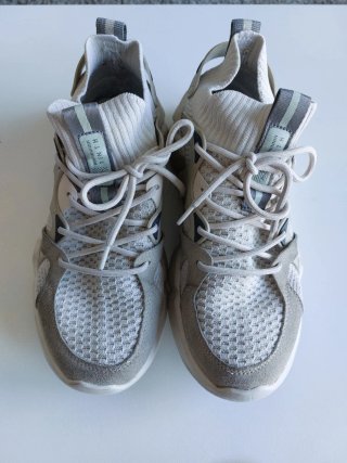 Zapatillas deportivas beige y grises