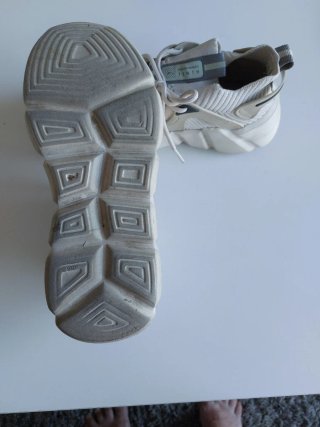 Zapatillas deportivas beige y grises