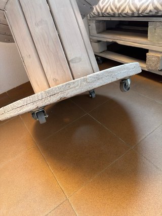 Mesa rústica de madera blanca