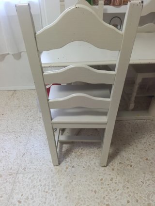 Mesa y 4 sillas de madera