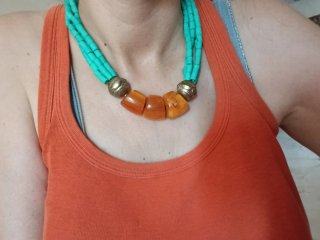 Collar artesanal africano turquesa y ámbar
