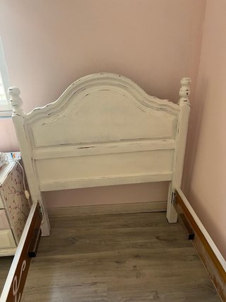 Cama individual restaurada de madera