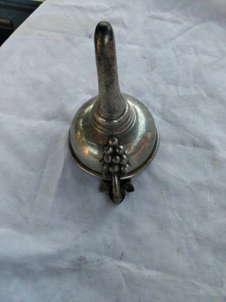 Embudo de plata antiguo para vino