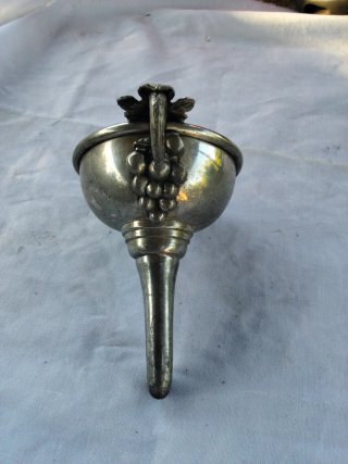Embudo de plata antiguo para vino