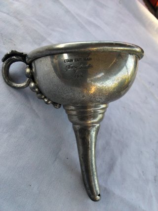 Embudo de plata antiguo para vino