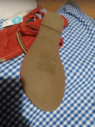 Sandalias planas rojas con detalle dorado