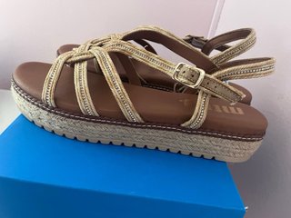 Sandalias Mustang doradas y marrones