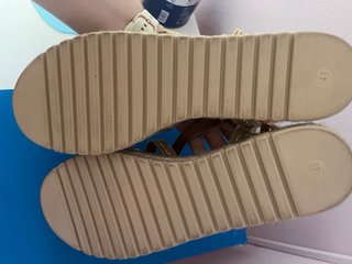 Sandalias Mustang doradas y marrones