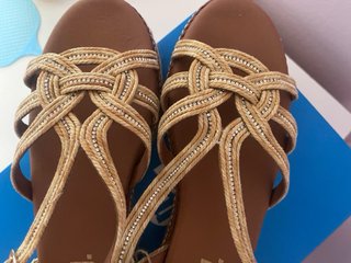 Sandalias Mustang doradas y marrones