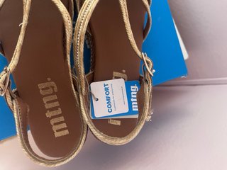 Sandalias Mustang doradas y marrones